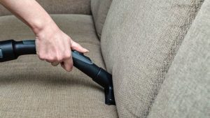giat ghe sofa don gian hieu qua 300x169 - Bật mí cách giặt ghế sofa tại nhà đơn giản, hiệu quả nhất